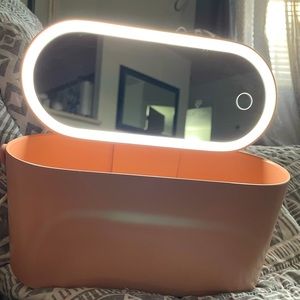 Portable makeup case with mirror